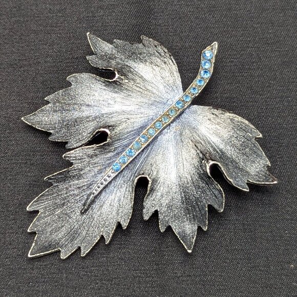 Vintage Silver Tone Maple Leaf Brooch Pin With Blue Rhinestones Autumn Statement - Picture 1 of 2